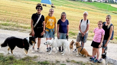 Hundewanderung des FGV Neusorg auf dem Erfahrungspfad in Brand. (Bild: Carolin Gley)