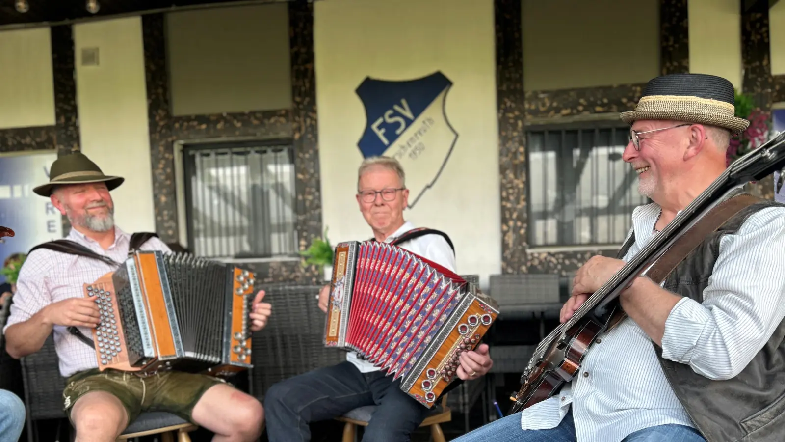 Gemeinsames Musizieren und beste Stimmung bei „Musik im Wirtshaus” beim FSV Tirschenreuth. Im Bild von links: Roland Sertl, Sebastian Zeitler, Dieter Seidl. (Bild: Janka Hannemann-Mathes)