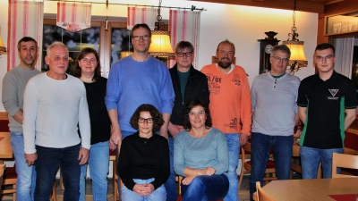 Die neugewählte Vorstandschaft von links: Florian Dorn, Hans-Dieter Beck, Tanja und Stefan Vomasta, Thomas Sertl, Josef Klug, Hans Dorn und David Späth. Sitzend von links: Fabienne Sertl und Martina Späth.  (Bild: Leonhard Ehras)