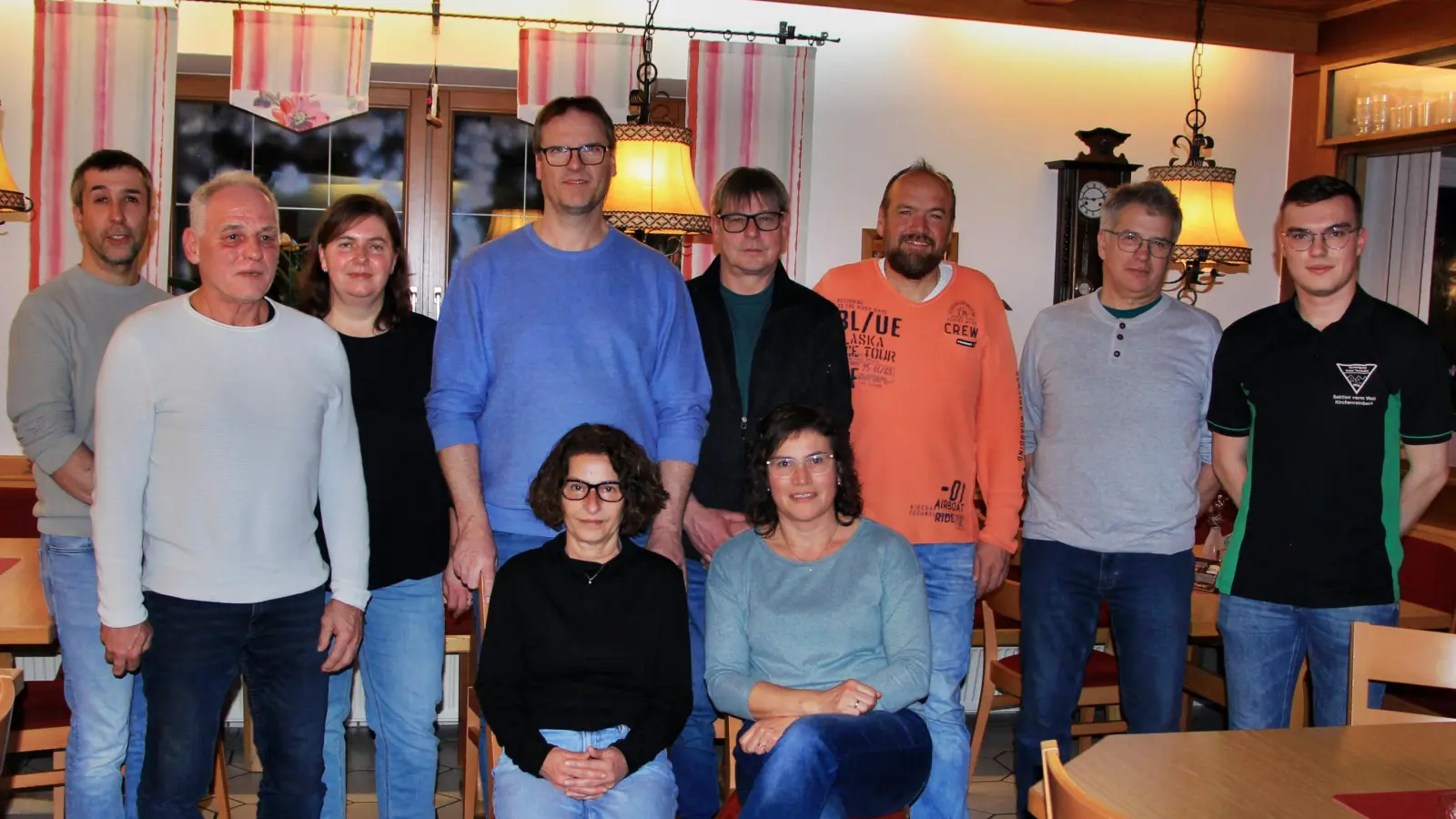 Die neugewählte Vorstandschaft von links: Florian Dorn, Hans-Dieter Beck, Tanja und Stefan Vomasta, Thomas Sertl, Josef Klug, Hans Dorn und David Späth. Sitzend von links: Fabienne Sertl und Martina Späth.  (Bild: Leonhard Ehras)