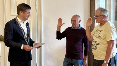 Erster Bürgermeister Nicolas Lahovnik (links im Bild) vereidigt die Feldgeschworenen Wolfgang Schenkel (rechts vorne) und Michael Braun (rechts hinten). (Bild: Hanna Kaßeckert)
