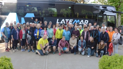 Die Vorsitzende der KF Sterzing Martina Messner (3.v.l. knieend) sowie Gaby Reiml (5.v.l. knieend) und Simon Rosner (knieend links) vom Leitungsteam der KF Neunburg planen schon das 50jährige Jubiläum 2027. (Bild: Stefan Frei )