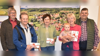 bei der Preisverteilung im Rathaus (von links): Ortsheimatpfleger Richard Koller, Peter Falk (Platz 1), Karin Pickel (Platz 3), Elfriede Bielesch mit der kleinen Hannah (Platz 2) und Bürgermeister Dieter Dehling. (Bild: Norbert Weis )