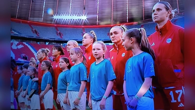 Die TSV Mädels mit den Stars vom FC Bayern München. (Bild: Stefan Diesenbacher)