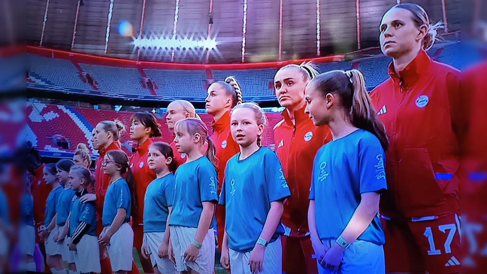 Die TSV Mädels mit den Stars vom FC Bayern München. (Bild: Stefan Diesenbacher)