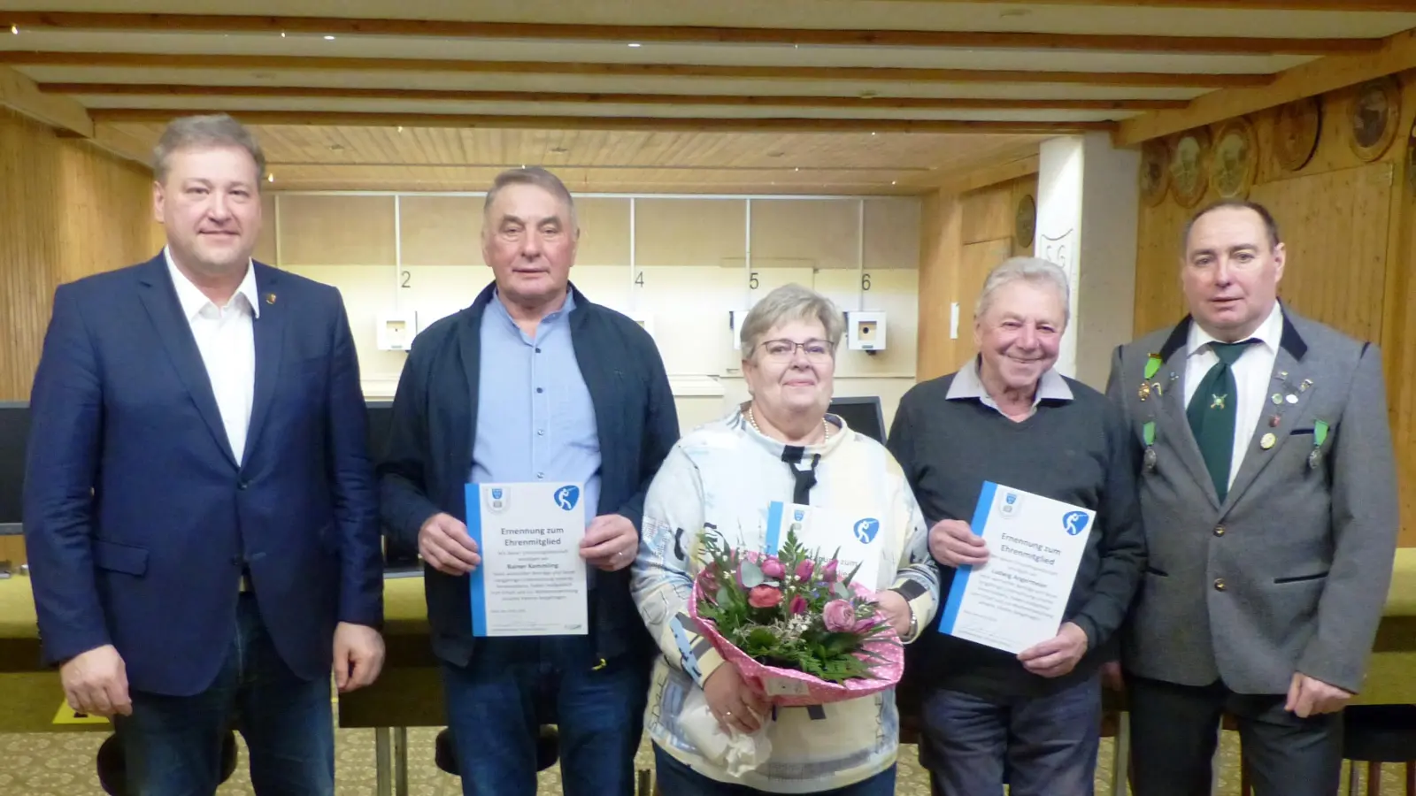 die 3 neuen Ehrenmitglieder von li. ,Bürgermeister Stefan Braun, der ehem. Oberschützenmeister Rainer Kemmling, die ehem. Schützenmeisterin Marianne Angermeier, der ehem. Schützenmeister Ludwig Angermeier und Vorstand Schützenmeister Holger Hennig.  (Bild: Josef Piehler)