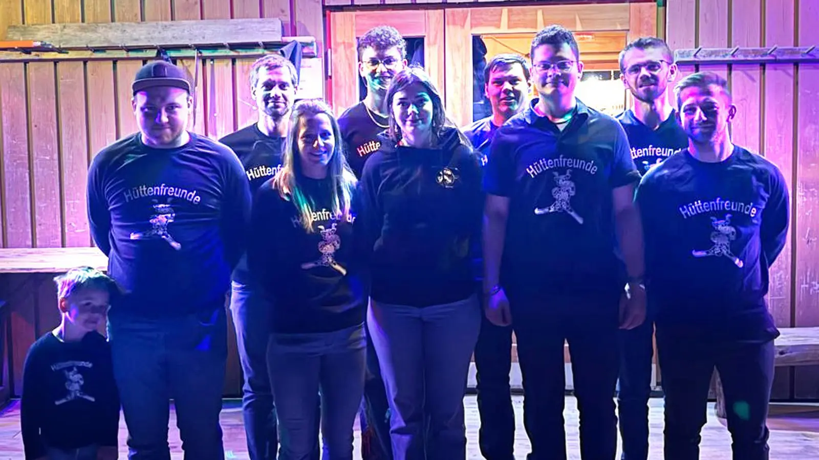 Die Hüttenfreunde Bernrieth bei der Jahreshauptversammlung 2026 mit der „Neuen” Franziska Eismann. (Bild: Tobias Neuber)