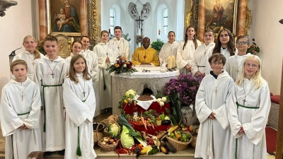 Pfarrer Moses Gudapati umrahmt von seiner großen Ministrantenschar in Etsdorf. Neuaufnahme der diesjährigen Kommunionkinder anlässlich Erntedank. (Bild: Ilona Maiwald )