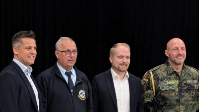 im Bild von links: Bgm R.Teplitzky, Vorsitzender KSK H.Schinner, Christian Schießl, OSF M.Flor (Bild: Andrea Schinner)
