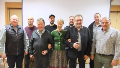 Die Jagdpachtverlängerung für die Fläche Pittersberg-Ortsflur ist für die nächsten 10 Jahre (1.4.2025 bis 31.3.2035) in trockenen Tüchern. Jagdgenossen und Jäger genießen sichtlich gegenseitige Wertschätzung unter dem Dach der Jagdgenossenschaft. Und die drei Jagdpächter Johann Vornlocher (ganz links), Hans Rester von Arling (dritter von links) sowie Hubert Huger (äußerst rechts) freuten sich! (Bild: Michael Götz)