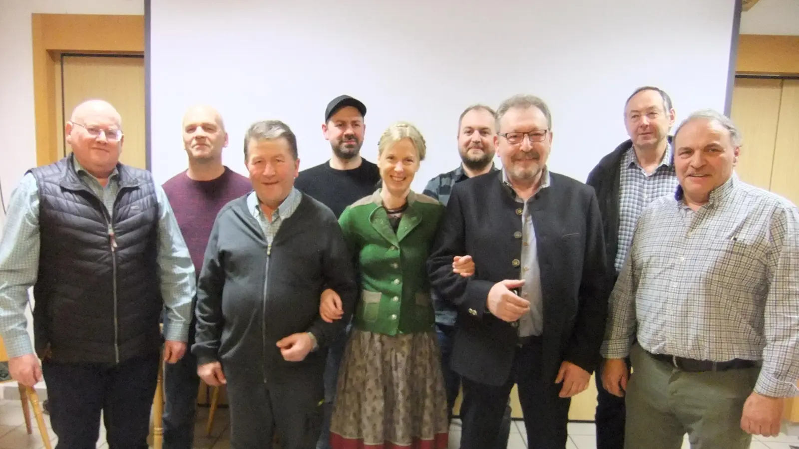 Die Jagdpachtverlängerung für die Fläche Pittersberg-Ortsflur ist für die nächsten 10 Jahre (1.4.2025 bis 31.3.2035) in trockenen Tüchern. Jagdgenossen und Jäger genießen sichtlich gegenseitige Wertschätzung unter dem Dach der Jagdgenossenschaft. Und die drei Jagdpächter Johann Vornlocher (ganz links), Hans Rester von Arling (dritter von links) sowie Hubert Huger (äußerst rechts) freuten sich! (Bild: Michael Götz)