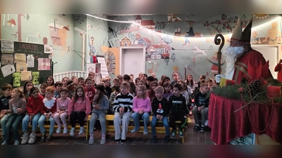 Alle Klassen trafen sich zu einer Feier mit liedern und Texten in der Aula. (Bild: Anja Zieglmeier)