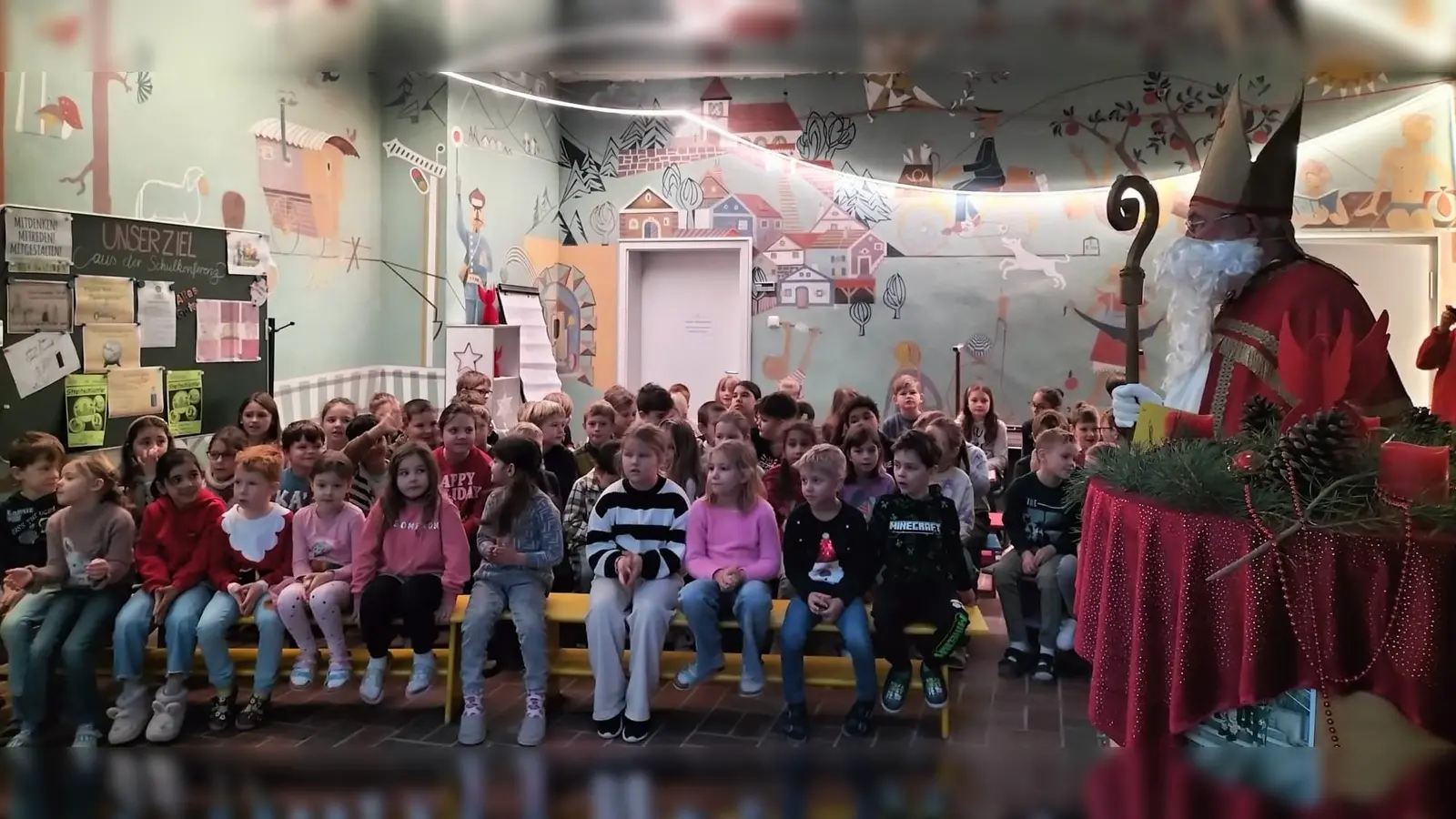 Alle Klassen trafen sich zu einer Feier mit liedern und Texten in der Aula. (Bild: Anja Zieglmeier)