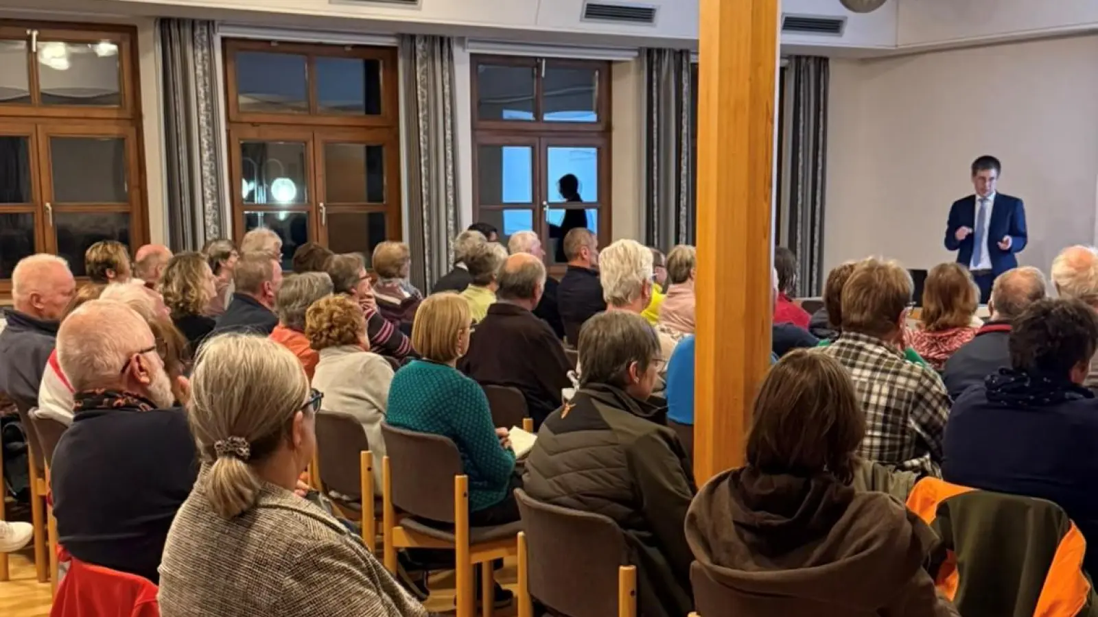 Vortrag von Notar Florian Drexler zum Thema Vorsorgevollmachten, Betreuungs- und Patientenverfügungen (Bild: Markus Bauriedl)