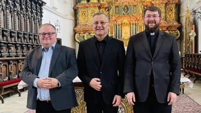 Angehender Priester Christoph Diehl, Stadtpfarrer Markus Brunner und Kaplan Klaus Schülein vor dem Altar in St. Georg Amberg (von links) (Bild: Sabine Weiß)