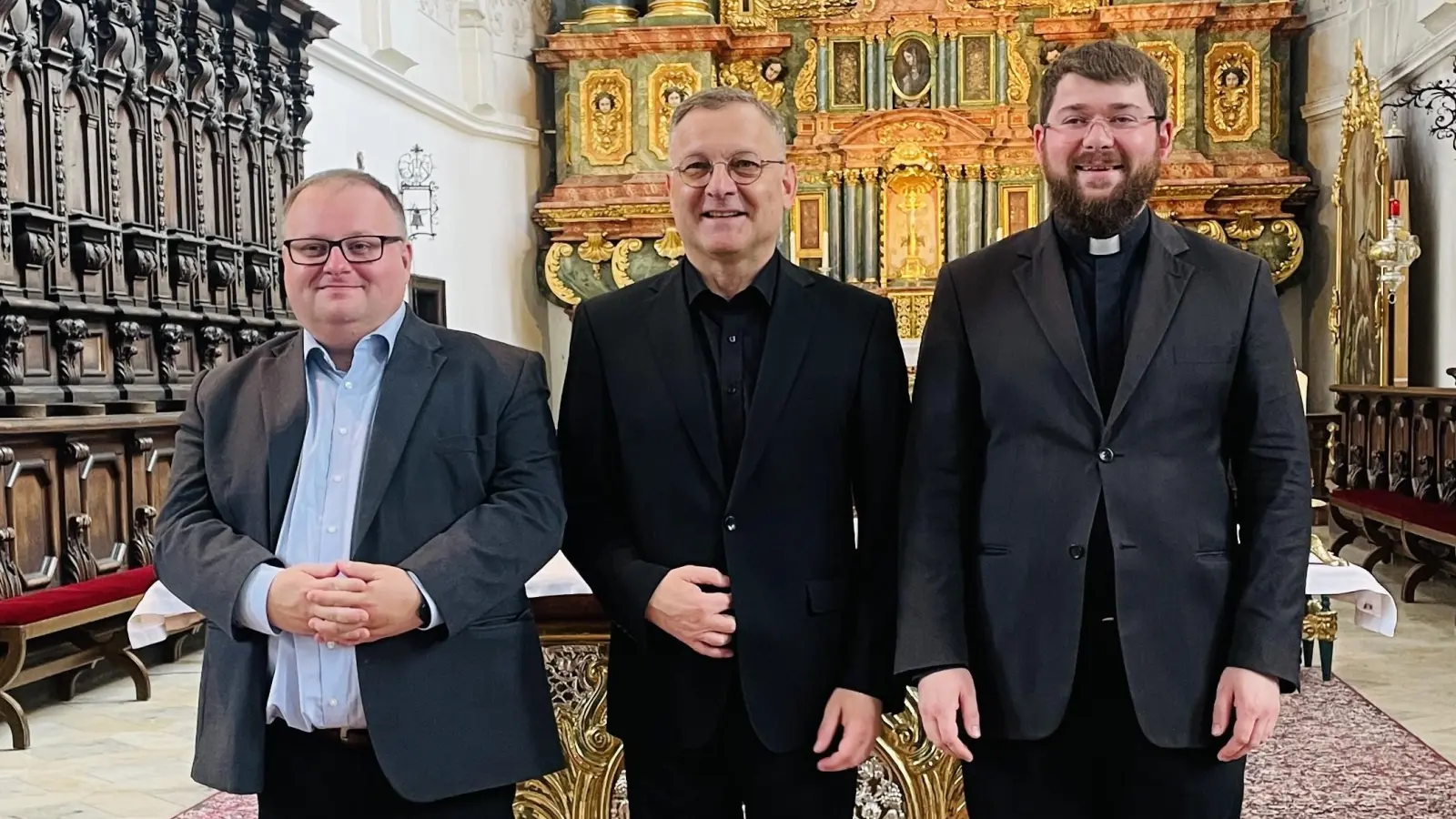 Angehender Priester Christoph Diehl, Stadtpfarrer Markus Brunner und Kaplan Klaus Schülein vor dem Altar in St. Georg Amberg (von links) (Bild: Sabine Weiß)