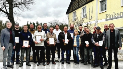 Auf dem Bild zu sehen ist ein Teil der Vorstandschaft mit den geehrten Mitgliedern und den beiden Bürgermeistern der Stadt Tirschenreuth Franz Stahl (links) und Norbert Schuller (rechts). (Bild: André Röckl)