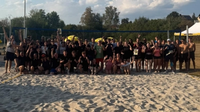 Die zehn Teams nach einem Tag voller Spaß, Teamgeist, Sand und Volleyball. (Bild: Johanna Kippes)