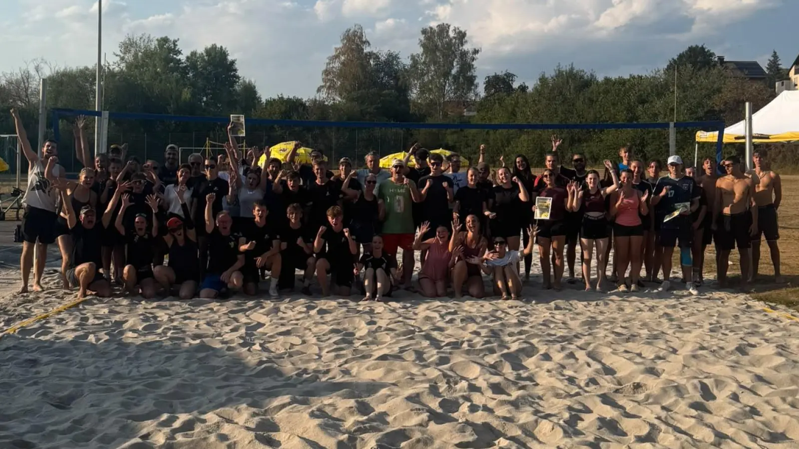Die zehn Teams nach einem Tag voller Spaß, Teamgeist, Sand und Volleyball. (Bild: Johanna Kippes)