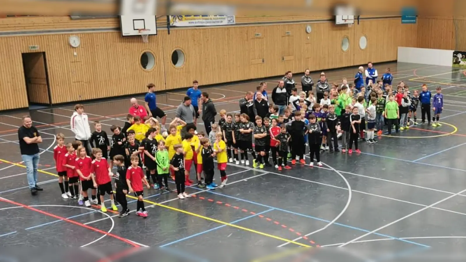 Teilnehmende Mannschaften am E-Junioren-Turnier in Erwartung der Siegerehrung (Bild: Klaus-Günter Backes)