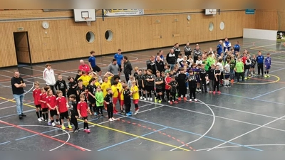 Teilnehmende Mannschaften am E-Junioren-Turnier in Erwartung der Siegerehrung (Bild: Klaus-Günter Backes)