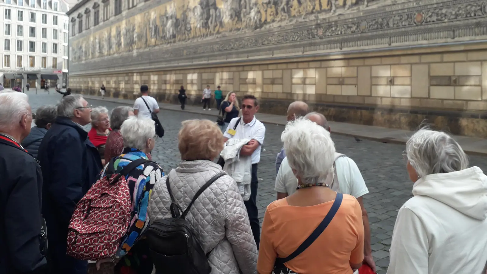 Aufmerksam lauscht die Reisegruppe den Ausführungen des Stadtführers zum weltbekannten Fürstenzug (Bild: Roland Klein)