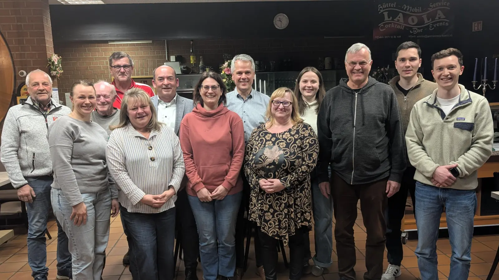Jürgen Lugert (sechster v. l.), Carmen Memminger (siebte v. l.), Diana Kraus (fünfte v. l.) und Jonas Meiler (zweiter v. r.) wurden allesamt in ihren Ämtern bestätigt. (Bild: Pia Schmidt)