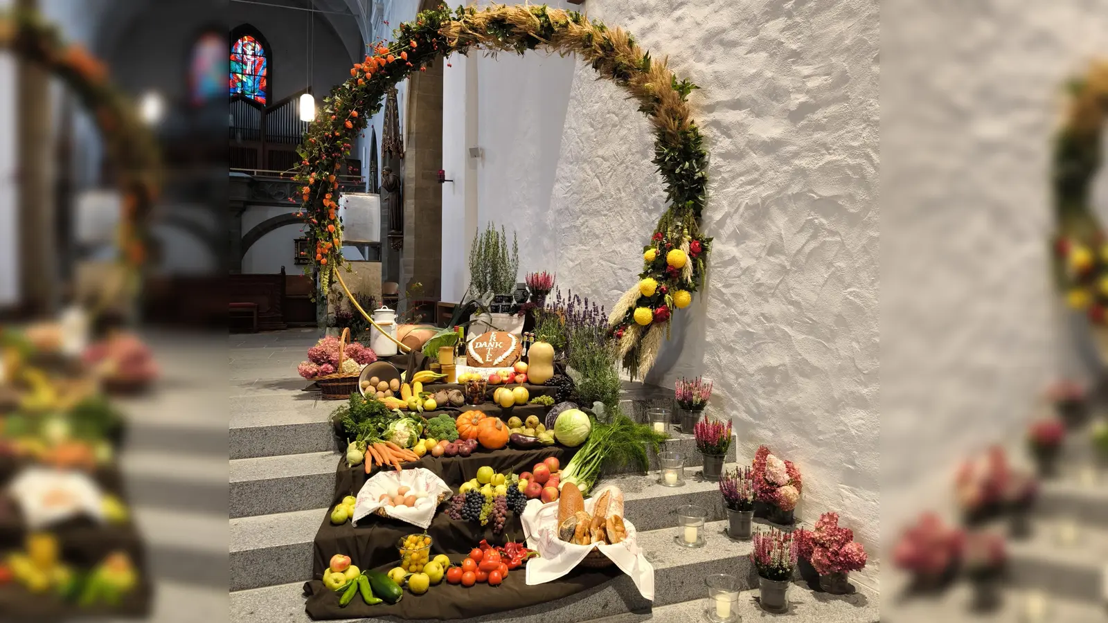 Ein Loop ist in diesem Jahr der eye-catcher beim Neunburger Erntedankaltar. (Bild: Simon Rosner)