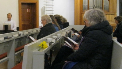 Bernhard Götz begleitete am Keyboard die Sängerinnen und Sänger beim offenen Singen. (Bild: Kurt Seibold)