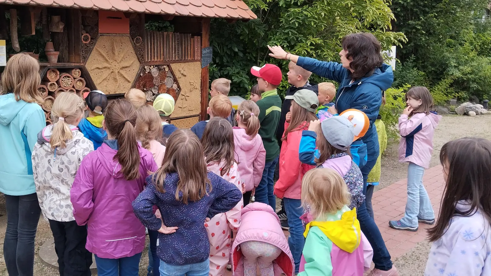 Viel Interessantes gab es für die teilnehmenden Kinder im Naturerlebnisgarten zu erfahren.  (Bild: Stadtbücherei Waldsassen/exb)