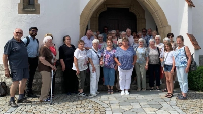 Pilger-/innen des Seniorenkreises Weiding vor der Anna-Schäffer-Kirche in Mindelstetten. (Bild: Fritz Lindmeier)