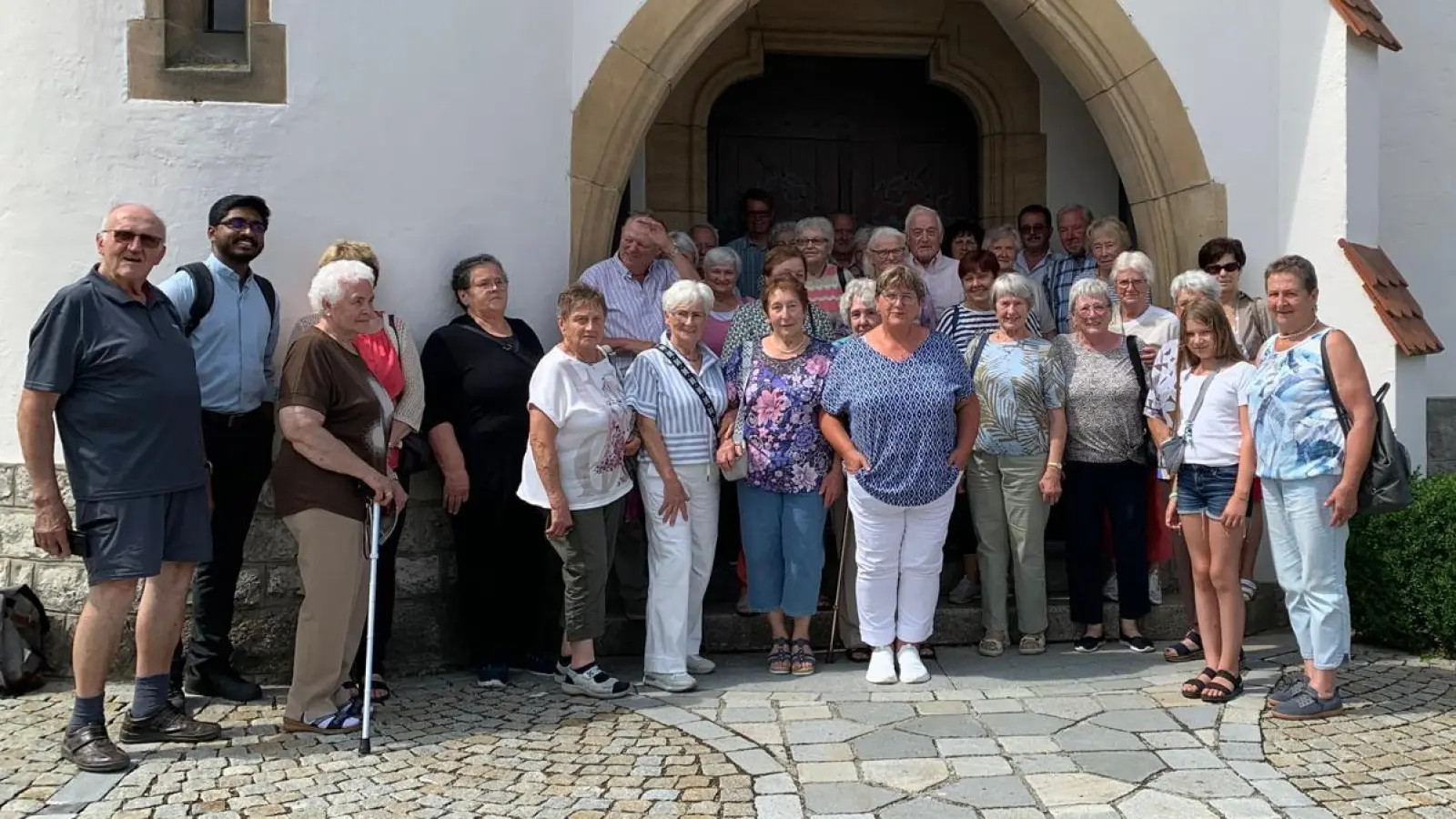Pilger-/innen des Seniorenkreises Weiding vor der Anna-Schäffer-Kirche in Mindelstetten. (Bild: Fritz Lindmeier)