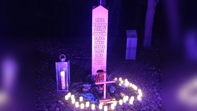 Die Friedenssäule mit den Kerzen und Tränen. Die betende Gemeinde.  (Bild[M]: Gudrun Sirtl)