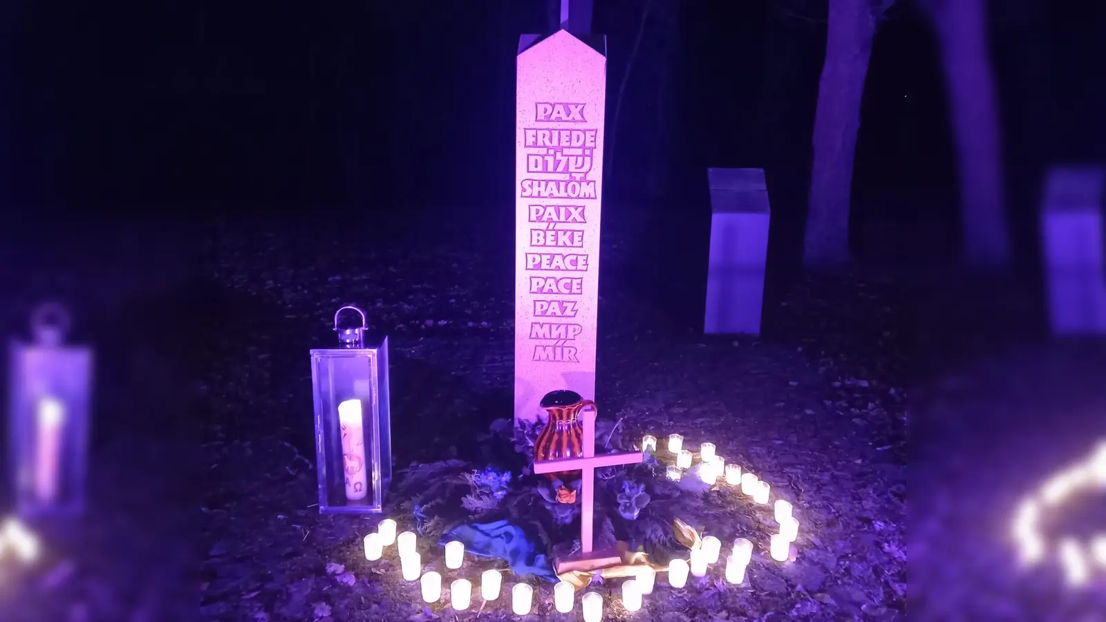Die Friedenssäule mit den Kerzen und Tränen. Die betende Gemeinde.  (Bild[M]: Gudrun Sirtl)