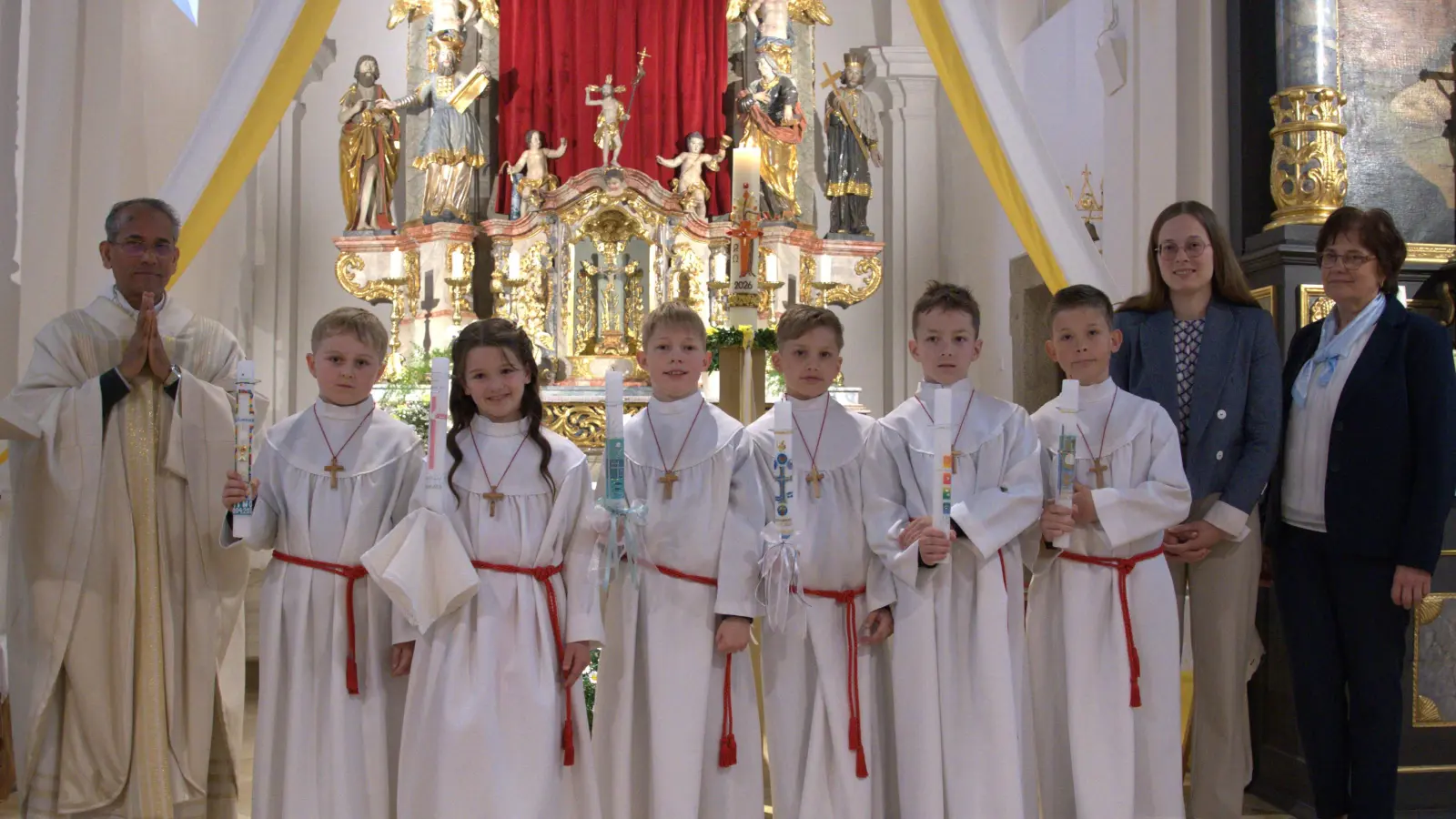 Sechs KInder aus kirchendemenreuth feierten mit Pater James die Erstkommunion. (Bild: Stefan Reber)