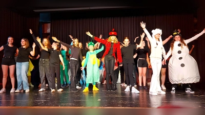 Das junge Ensemble der Musical-AG des Ortenburg-Gymnasiums überzeugte mit einer dynamischen Darbietung von Peter Maffeys Musical „Tabaluga“.  (Bild: Georg Lang)
