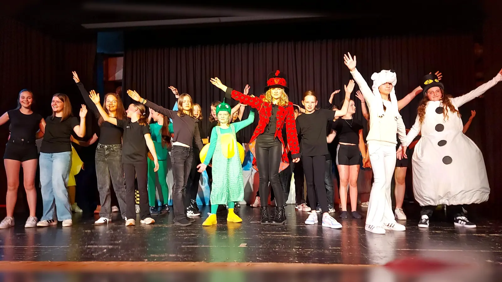 Das junge Ensemble der Musical-AG des Ortenburg-Gymnasiums überzeugte mit einer dynamischen Darbietung von Peter Maffeys Musical „Tabaluga“.  (Bild: Georg Lang)