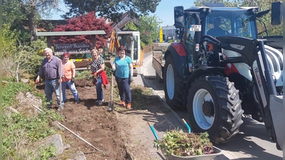 Gemeinsam wurde das Blumenbeet gesäubert. (Bild: Annemarie Mösbauer )