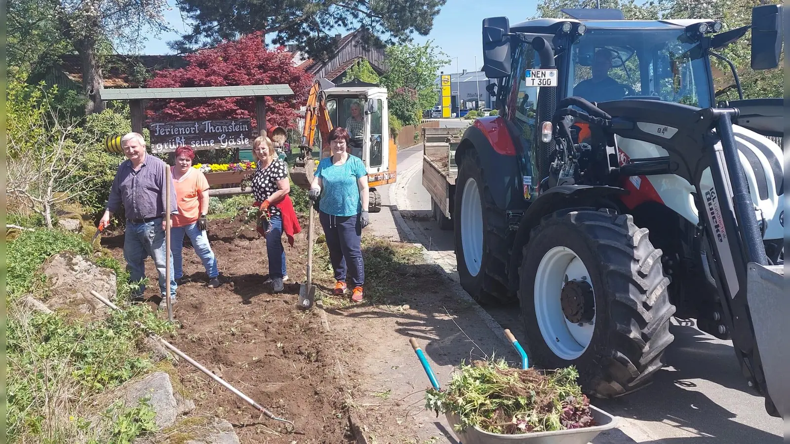 Gemeinsam wurde das Blumenbeet gesäubert. (Bild: Annemarie Mösbauer )