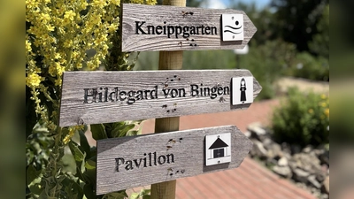 Schilder im Kloster- und Naturerlebnisgarten. (Bild: Andrea Wührl)