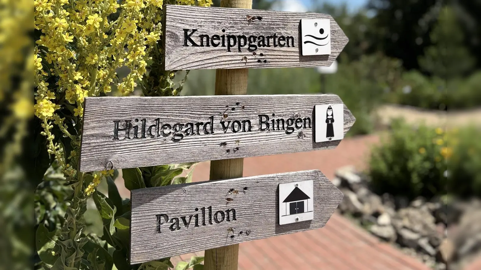 Schilder im Kloster- und Naturerlebnisgarten. (Bild: Andrea Wührl)