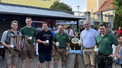 v.l. Musiker Ferdinand Klar, Landjugend-Vorstand Korbinian Schweiger, 1. Bürgermeister Florian Reger, 1. Vorsitzender Thomas Blau, Markus Lernbecher, Vertreter der Brauerei Jacob und 2. Vorsitzender Philipp Meindl, nach dem Bieranstich. (Bild: Nadine Blau)