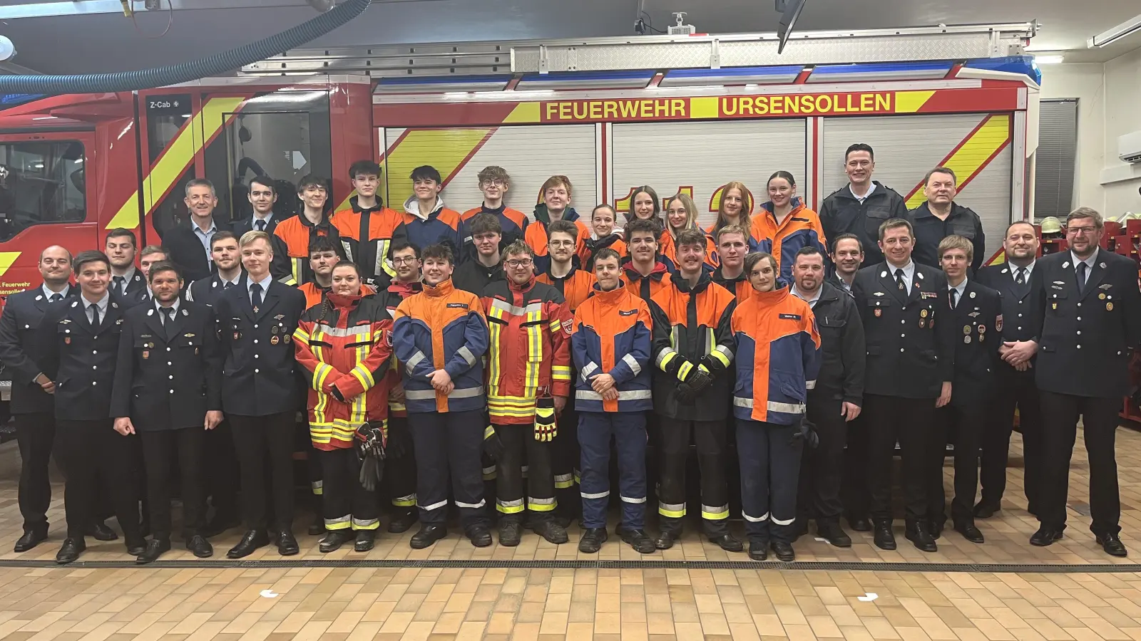 MTA Absolventen mit Ausbildern und Prüfern. (Bild: Jonas Sperber)