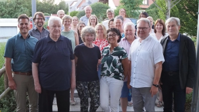 Bürgermeister Rudolf Teplitzky, Vorsitzender Karlheinz Stoppa, Mathilde Wolf und Lydia Eckert (vordere Reihe von links) freuen sich zusammen mit den Schulleitungen, den Betreuungskräften der OGTS und den Mitgliedern des Fördervereins über die große Unterstützung des Fördervereins für die Schule  (Bild: Elfriede Weiß)
