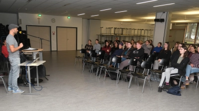 Philipp Reich vom Jugendmedienzentrum T1 führte die Schüler und Schülerinnen der 11. Jahrgangsstufe in das Projekt ein. (Bild: Klaus Schoefl)