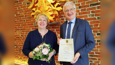 Von links: Petra Dietl und Bürgermeister Johannes Reger.  (Bild: Jochen Neumann )