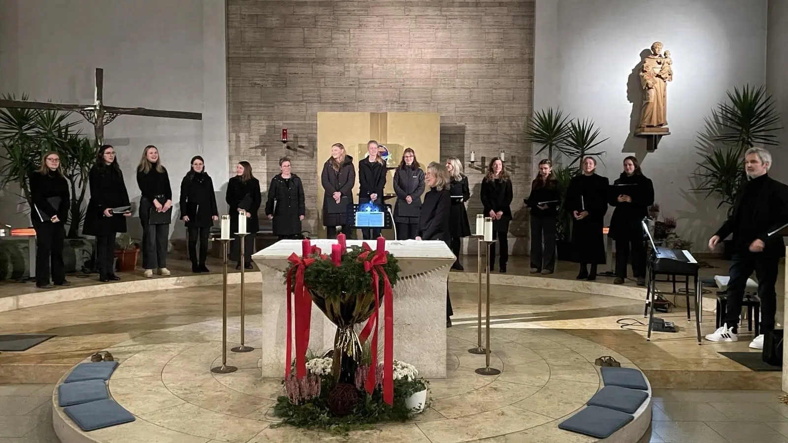 Der Chor KuhlVoices mit Leiterin Elvira Kuhl (Bildmitte) und Organist Horst Plössner (links) in der Kirche St. Antonius in Schwarzenbach. (Bild: Rudolf Schieder)