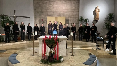 Der Chor KuhlVoices mit Leiterin Elvira Kuhl (Bildmitte) und Organist Horst Plössner (links) in der Kirche St. Antonius in Schwarzenbach. (Bild: Rudolf Schieder)