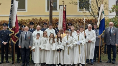 Pfarrer Moses Gudapati Ministranten und Seniorenministranten und den Fahnenabordnungen. (Bild: Margareta Meier)
