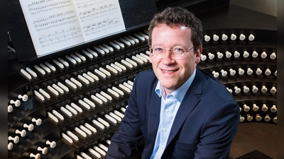 Prof. Stefan Schmidt am wunderschönen Spieltisch der Würzburger Domorgel. (Bild: Martin Mahlmeister)